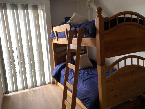 two bunk beds in a room with a window at Apartamento Maranda in Ipiales