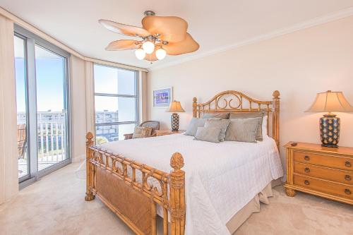 Ένα ή περισσότερα κρεβάτια σε δωμάτιο στο Emerald Dolphin 2B Condo - 540