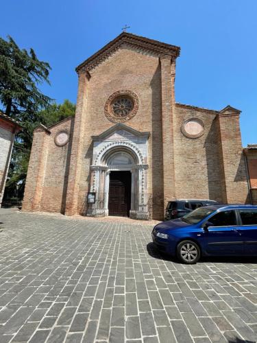 a church with a car parked in front of it at Appartamento San Marco in Iesi