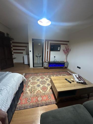 Un dormitorio con una cama, una mesa y una alfombra. en Star Hotel, en Diyarbakir