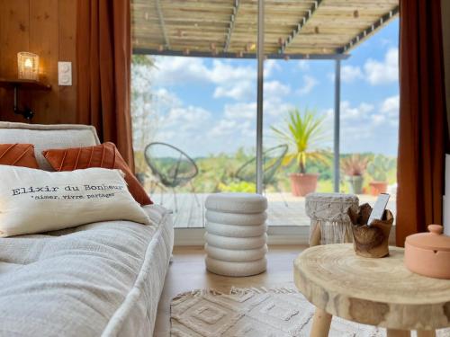 un salon avec un canapé et une grande fenêtre dans l'établissement La Villa Ady Futuroscope 2 à 6 PERS, à Chasseneuil-du-Poitou