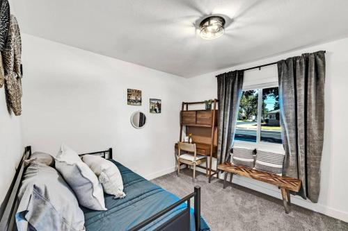 Ένα ή περισσότερα κρεβάτια σε δωμάτιο στο Remodeled West Sacramento home in quiet location!