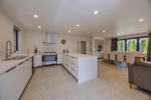 Central Wanaka Escape - 5BR Retreatにあるキッチンまたは簡易キッチン