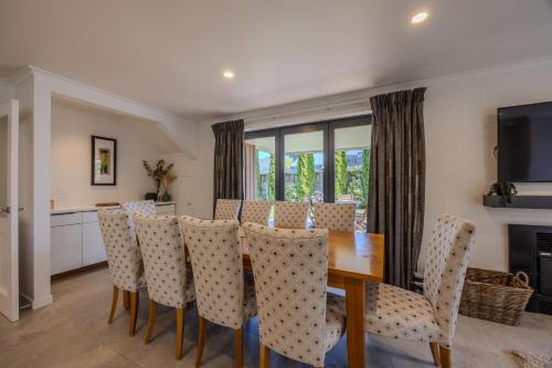 Central Wanaka Escape - 5BR Retreatにあるシーティングエリア