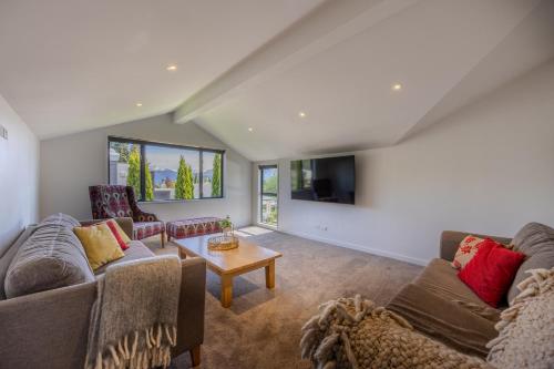 Central Wanaka Escape - 5BR Retreatにあるシーティングエリア