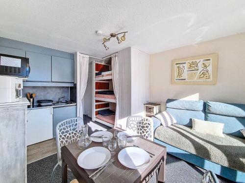 un salon avec un canapé et une table dans l'établissement Résidence Caron - Studio agréable · Au pied des pistes · Balcon MAE-1854, aux Menuires