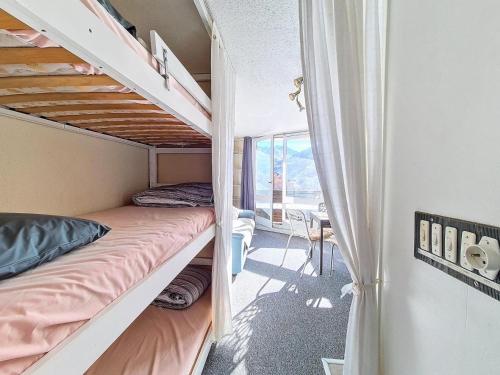 - une petite chambre avec des lits superposés et un balcon dans l'établissement Résidence Caron - Studio agréable · Au pied des pistes · Balcon MAE-1854, aux Menuires