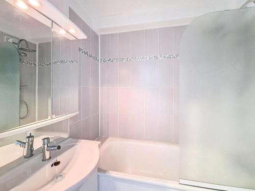 une salle de bain avec un lavabo et une baignoire dans l'établissement Résidence Caron - Studio agréable · Au pied des pistes · Balcon MAE-1854, aux Menuires
