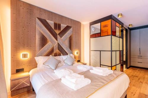 une chambre avec un lit avec des serviettes dessus dans l'établissement Résidence Les Cristaux - CRISTAUX B12 MAE-0241, à Arc 1800