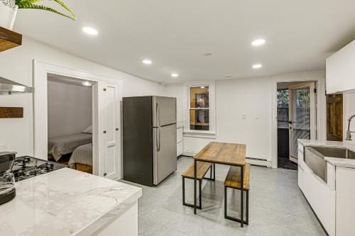 Una cocina o zona de cocina en NYC Area Apartment on Hudson River!