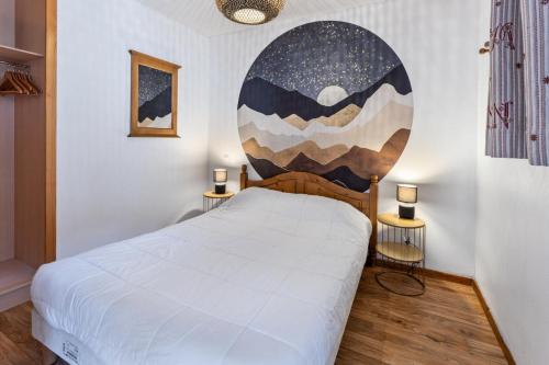 - une chambre avec un lit blanc et une fresque murale dans l'établissement Résidence Les Hauts De Preclaux - Logement redécoré avec vue pistes aux Orres 1800 MAE-5101, aux Orres