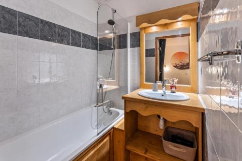 une salle de bain avec une baignoire et un lavabo et une baignoire dans l'établissement Résidence Les Hauts De Preclaux - Logement redécoré avec vue pistes aux Orres 1800 MAE-5101, aux Orres