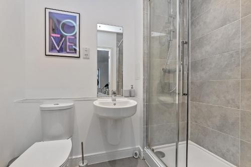 a bathroom with a toilet and a sink and a shower at Stunning Two Bedroom-Free Parking-Central Location-Two Bathrooms-Close to Airport & Station in Luton
