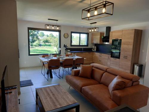 un salon avec un canapé et une table dans l'établissement Gite au coeur de Senneville, à Senneville-sur-Fécamp