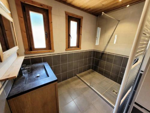 une salle de bain avec douche et lavabo dans l'établissement Résidence Beau Sejour - Testez le confort de louer un appartement à deux pas des remontées mécaniques ! MAE-7551, aux Gets