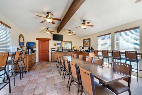 a dining room with a table and chairs at Best Western Casa Grande Inn in Arroyo Grande