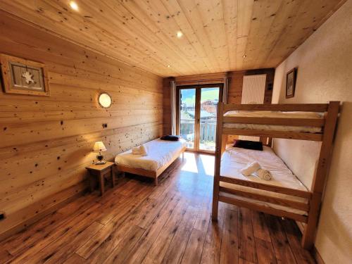 - une chambre avec 2 lits superposés dans une cabine dans l'établissement Résidence Beau Sejour - Appartement avec vue dégagée, situation idéale MAE-7571, aux Gets