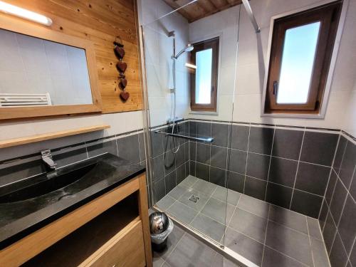 une salle de bain avec douche et lavabo dans l'établissement Résidence Beau Sejour - Appartement avec vue dégagée, situation idéale MAE-7571, aux Gets