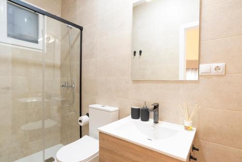 een badkamer met een toilet, een wastafel en een douche bij Málaga Center Home in Málaga