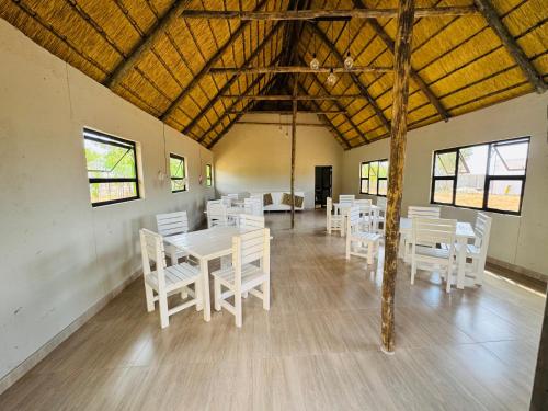 Restaurant o un lloc per menjar a Endambo Hides Lodge