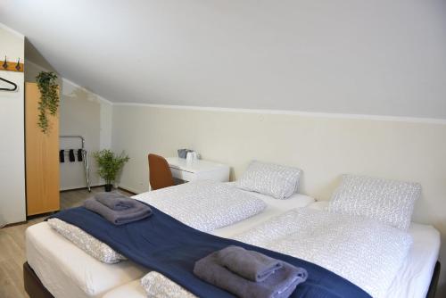 Postel nebo postele na pokoji v ubytování Klausturhof Guesthouse