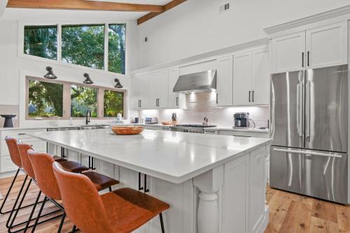 Foto dalla galleria di NEW LISTING - Upscale Coastal Ranch - Private Pool & Spa - 13 Planters Wood Ct a Hilton Head Island