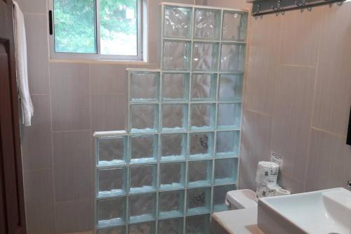 Ένα μπάνιο στο #8 Ocean view Beach Front Bungalow 2nd Row