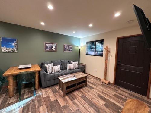 Idyllwild Innにあるテレビまたはエンターテインメントセンター