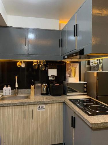Η κουζίνα ή μικρή κουζίνα στο Aura Suites