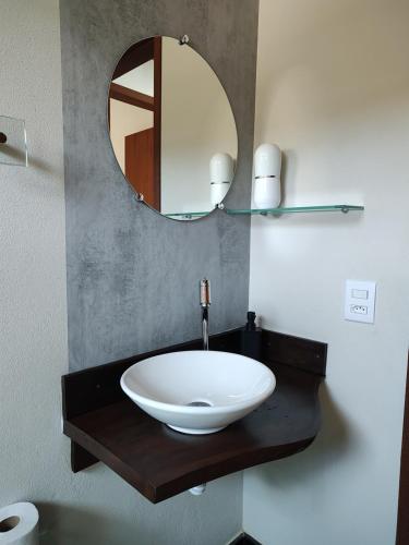 Et badeværelse på Chalé Vista pra Lombada