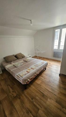 Ce lit se trouve dans un dortoir doté de parquet. dans l'établissement appartement fontaine Saint-Martin, à Tulle