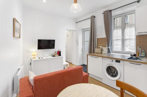 Il comprend un salon avec une cuisine et un lave-linge. dans l'établissement O Cœur de Nantes, à Nantes