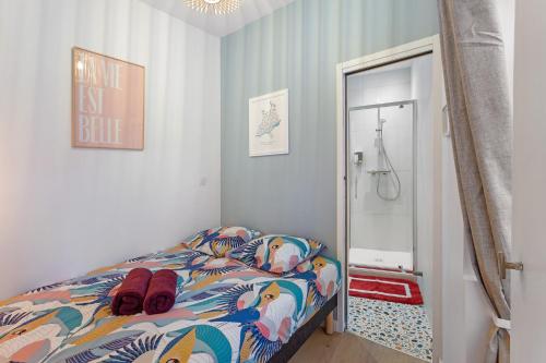 une petite chambre avec un lit et une douche dans l'établissement O Cœur de Nantes, à Nantes