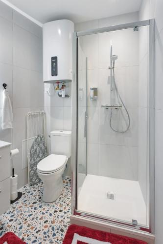 une salle de bain avec toilettes et douche en verre dans l'établissement O Cœur de Nantes, à Nantes