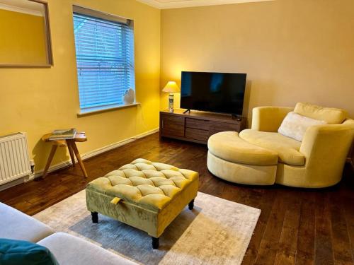 Ruang duduk di Solstar House by MaisonPro