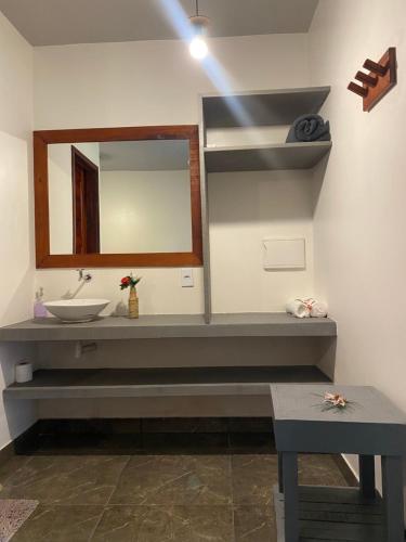un baño con lavabo y espejo en Casa Praiana Moitas, en Praia de Moitas