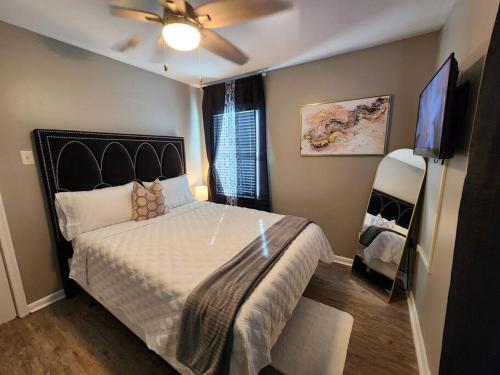 En eller flere senge i et værelse på Wellington Cottage