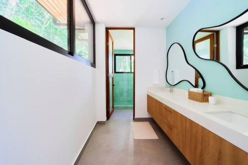 a bathroom with a sink and a mirror at Casa Diwo in Puerto Viejo
