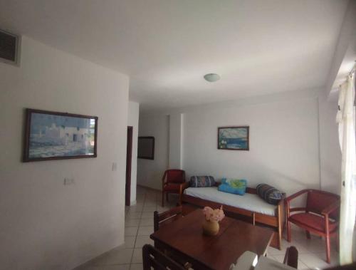 La LomaにあるApartamento en puerta del solのソファとテーブルのあるリビングルーム