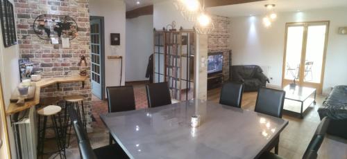 un salon avec une table et des chaises dans l'établissement PIC RIDER, à Massy