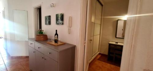 una camera con bancone e bottiglia di vino di Marineda Sol a El Médano