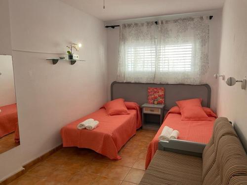 una camera con due letti e un divano in camera di Marineda Sol a El Médano