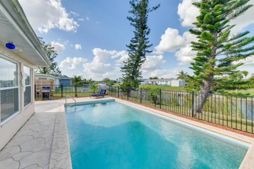Kolam renang di atau dekat dengan Canal-Front Fishing and Pool North Port Home