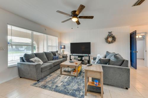 Ruang duduk di Canal-Front Fishing and Pool North Port Home