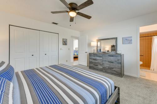 Katil atau katil-katil dalam bilik di Canal-Front Fishing and Pool North Port Home