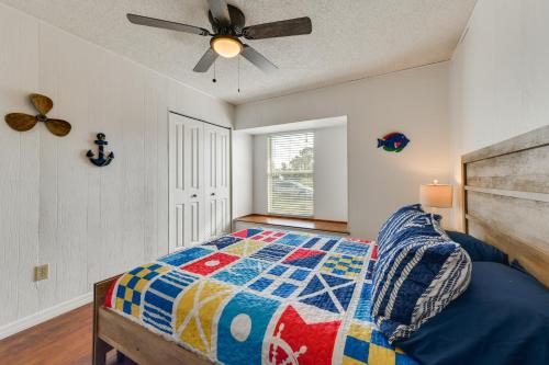 Katil atau katil-katil dalam bilik di Canal-Front Fishing and Pool North Port Home