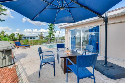 Balkoni atau teres di Canal-Front Fishing and Pool North Port Home