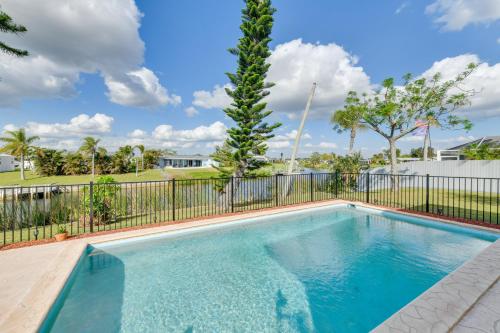 Kolam renang di atau dekat dengan Canal-Front Fishing and Pool North Port Home