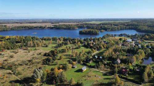 una vista aerea su un villaggio e un lago di Sielsko Anielsko SALINO pokoje a Salino