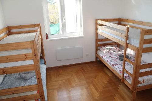 Ένα ή περισσότερα κρεβάτια σε δωμάτιο στο La Perla di Bre'